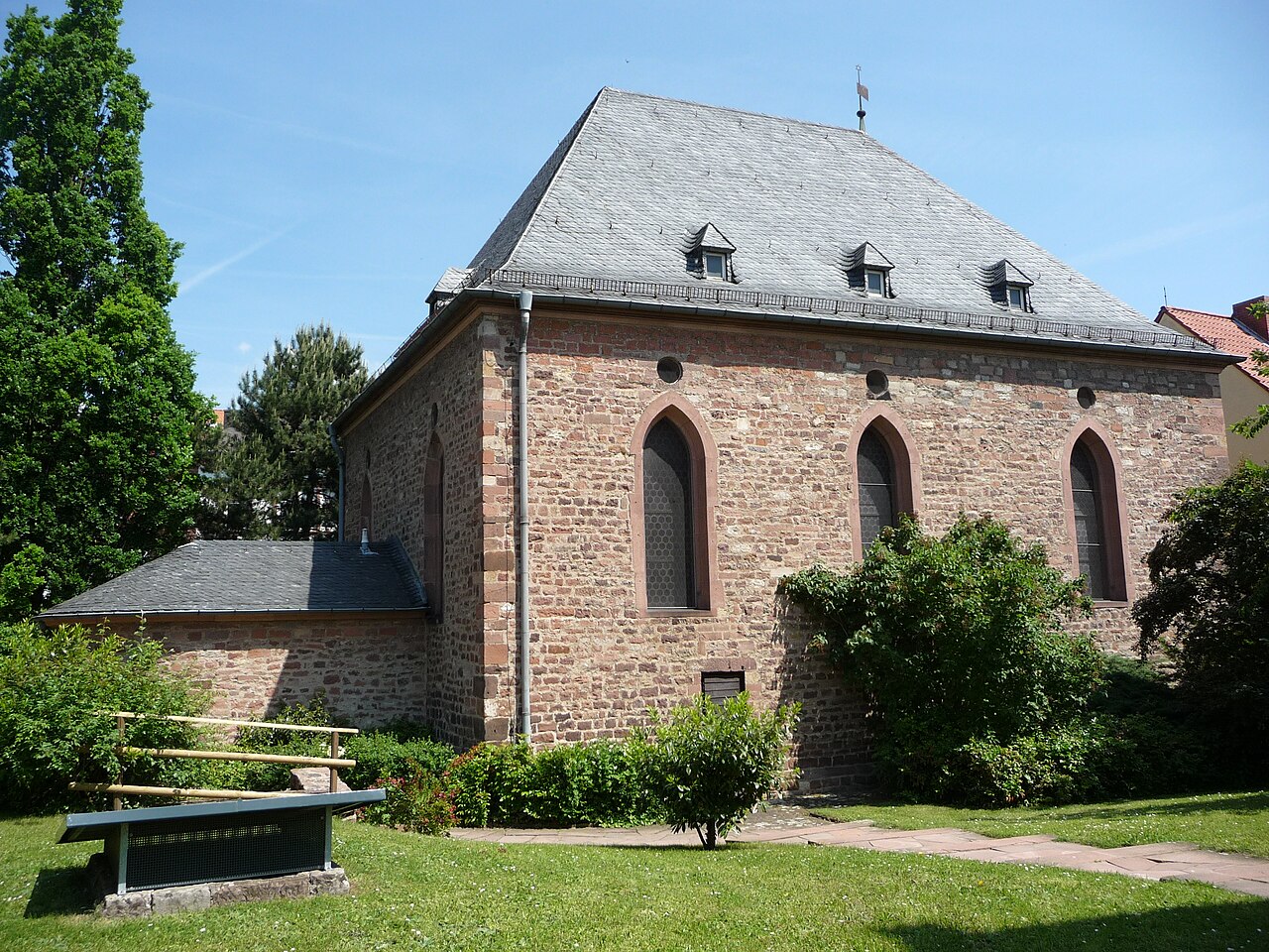 The Worms synagogue ("Rashi Shul") — the Romanesque stone building with its steep slate roof, destroyed on Kristallnacht in 1938 and rebuilt in 1958–61 to the medieval form; the low annex at left is the Rashi chapel, the former yeshiva.
